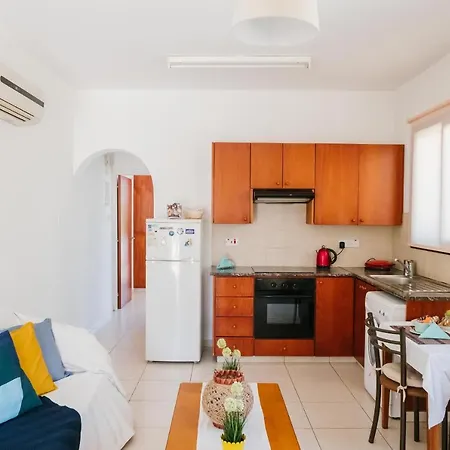Faros Village 1 Bedroom Flat Near The Seafront In アパート パ フォス