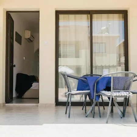 Faros Village 1 Bedroom Flat Near The Seafront In アパート パ フォス